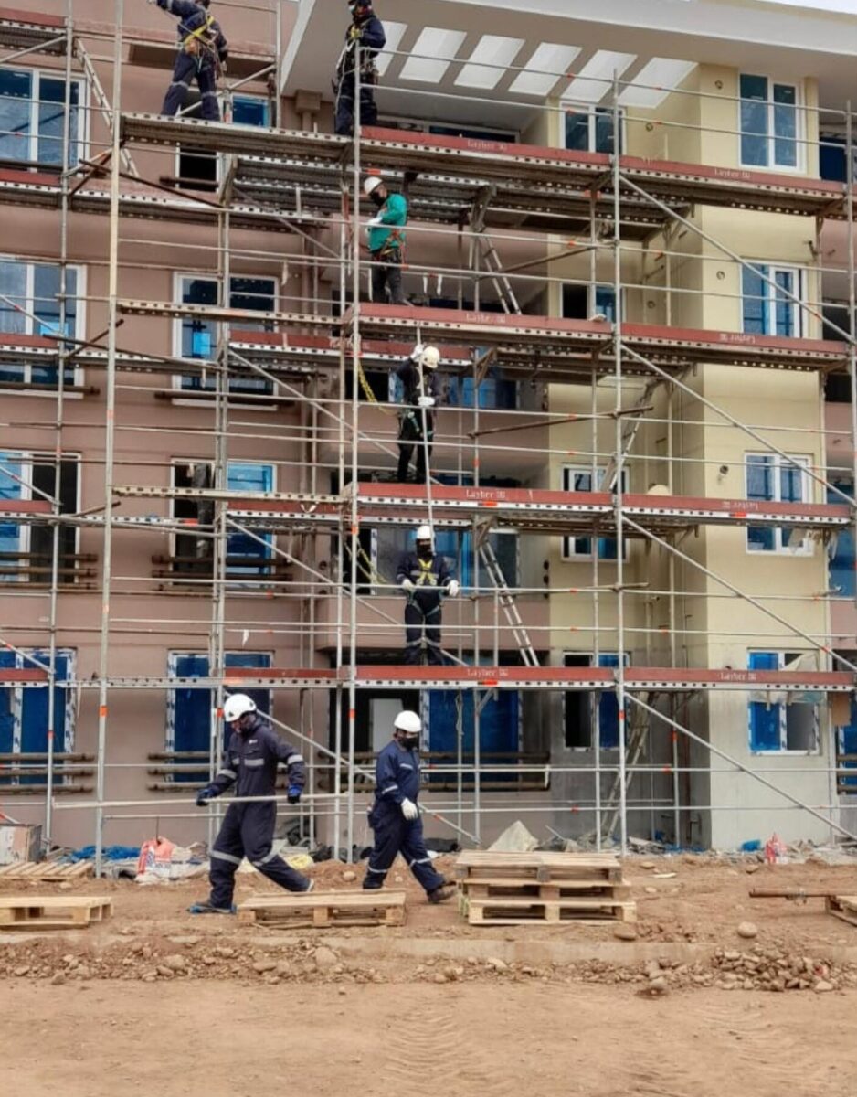 Montaje de andamio de fachada en edificio en construcción, equipo A&C Ingeniería