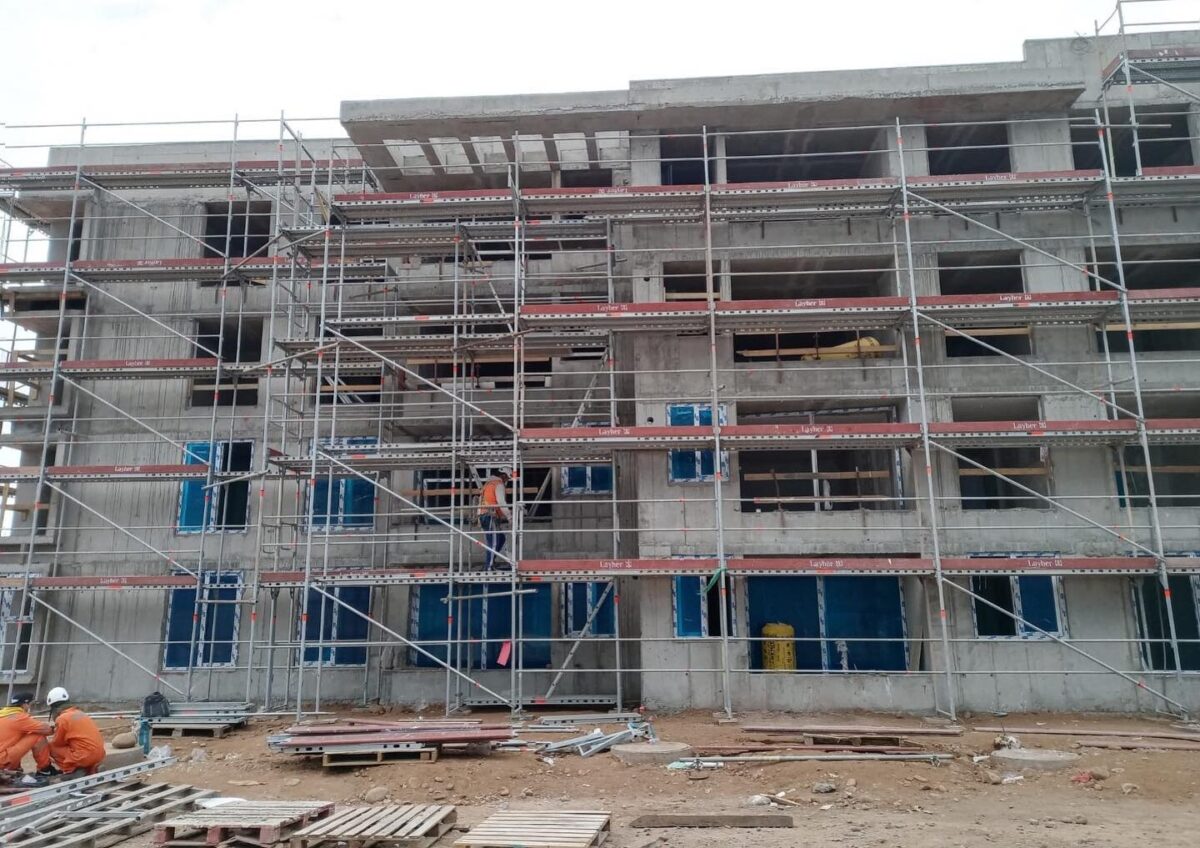 Edificio con andamio de fachada completo
