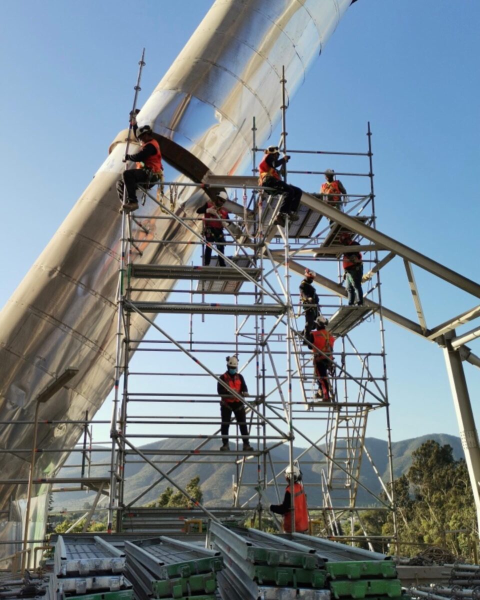 Montadores de A&C trabajando en altura sobre torre de andamios